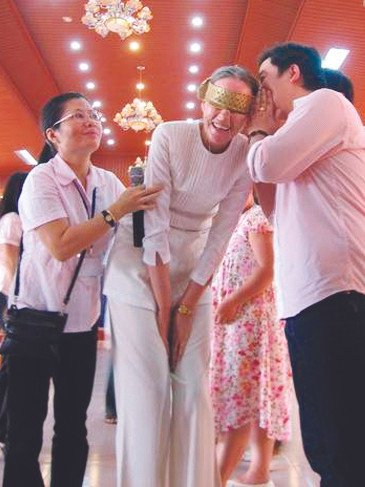 Trish Summerfield (giữa) tham gia các chuyên đề, trò chơi cùng thanh niên Việt Nam