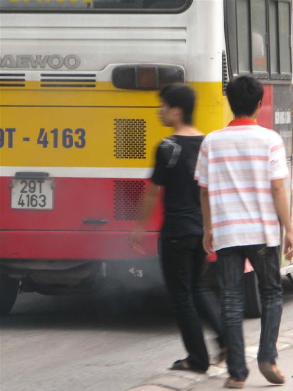 Người đi bộ đồng hành với khói xe buýt từ lâu (ảnh chụp trên đường Nguyễn Trãi)