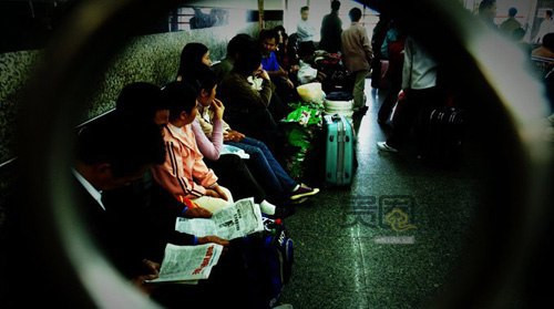 Những người khao khát nổi tiếng ngồi chờ “phỏng vấn” làm diễn viên quần chúng ở Trung Quốc. Ảnh QQ.