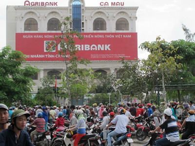 Vụ bắt cướp ngay trước ngân hàng khiến người dân xôn xao