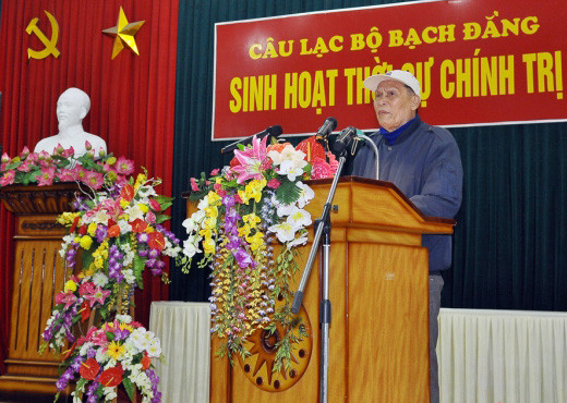 Ông Hoàng Châu phát biểu phản đối sau khi Bí thư Thành ủy Hải Phòng dứt lời (ảnh: NQV.)