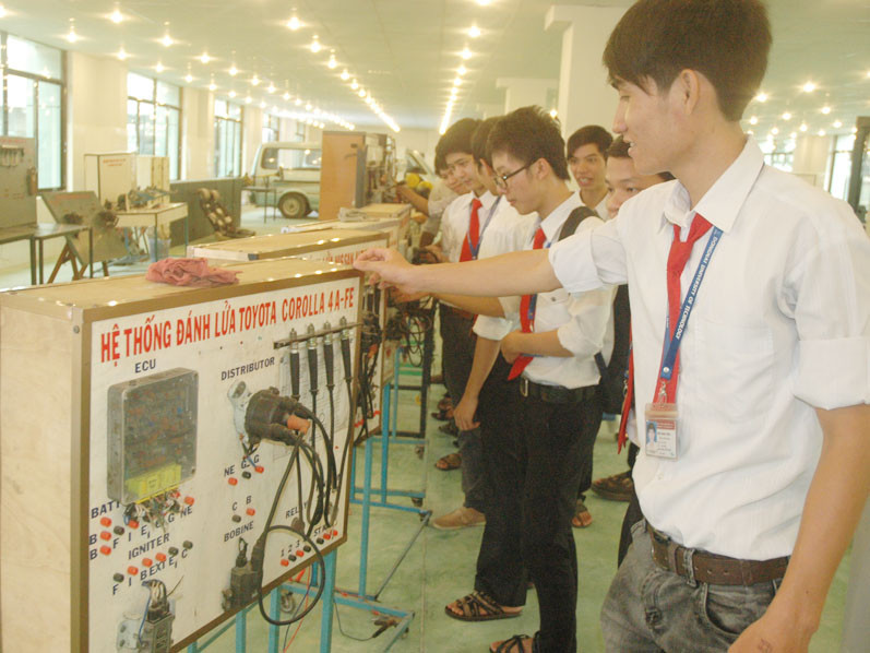 Sinh viên trường ĐH Công nghệ Đồng Nai tìm hiểu các trang thiết bị tại trung tâm thực hành vừa khánh thành. Ảnh: Quang Phương