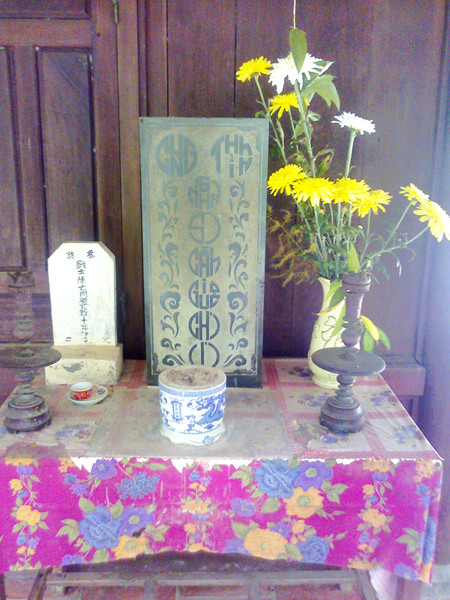 Bàn thờ các nghĩa sĩ Cần Giuộc ở chùa Tôn Thạnh