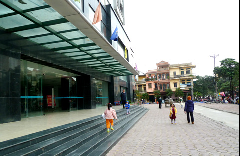 Khuôn viên của tòa nhà khá rộng rãi để người dân có thể đi dạo, vui chơi. CT1 bán cho người dân vào thời điểm năm 2010 với giá chỉ 8,8 triệu đồng/m2