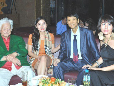 Trước khi sang Mỹ chữa bệnh, Duy Quang khiến không ít bạn bè đau buồn bởi cơ thể gầy gò trong bữa tiệc sinh nhật lần thứ 62 tại TP HCM