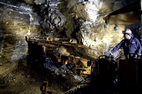 Khoan nổ mìn trong hầm lò để khai thác quặng
