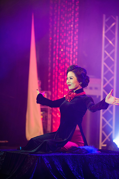 Lệ Quyên gợi cảm trên sân khấu ở Australia ảnh 6