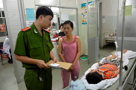 Bé trai 6 tuổi bị cha dượng đánh bầm dập, gãy tay chân ảnh 2