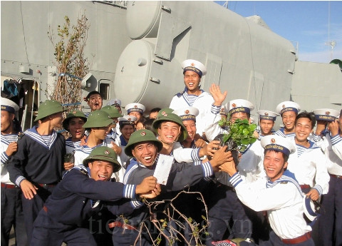 Trước giờ từ Cam Ranh ra Trường Sa làm nhiệm vụ, tháng 12/2008 - ảnh Nguyễn Đình Quân