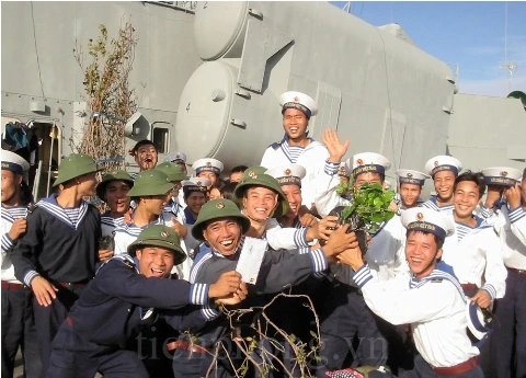 Trước giờ từ Cam Ranh ra Trường Sa làm nhiệm vụ, tháng 12/2008 - ảnh Nguyễn Đình Quân