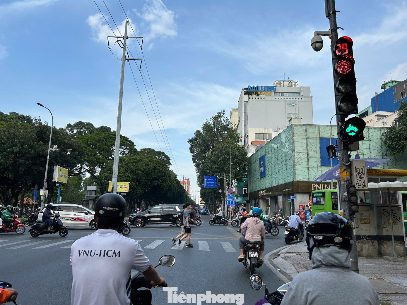 Giao lộ Hai Bà Trưng - Điện Biên Phủ được lắp biển phụ/đèn tín hiệu cho phép xe hai bánh rẽ phải khi đèn đỏ. Giao lộ Hai Bà Trưng - Điện Biên Phủ được lắp biển phụ/đèn tín hiệu cho phép xe hai bánh rẽ phải khi đèn đỏ.