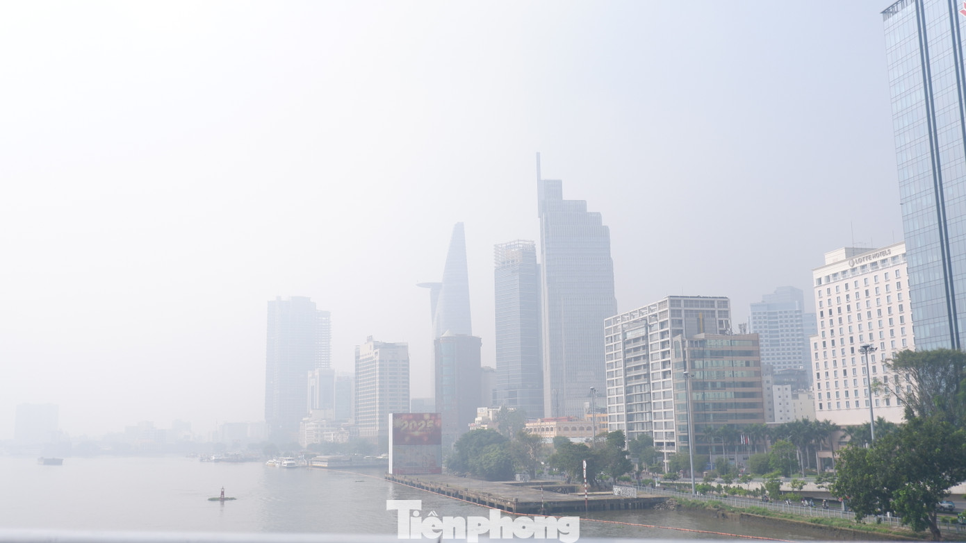 Sương mù dày đặc ở trung tâm TPHCM từ sáng đến trưa 19/1. Sương mù dày đặc ở trung tâm TPHCM từ sáng đến trưa 19/1.