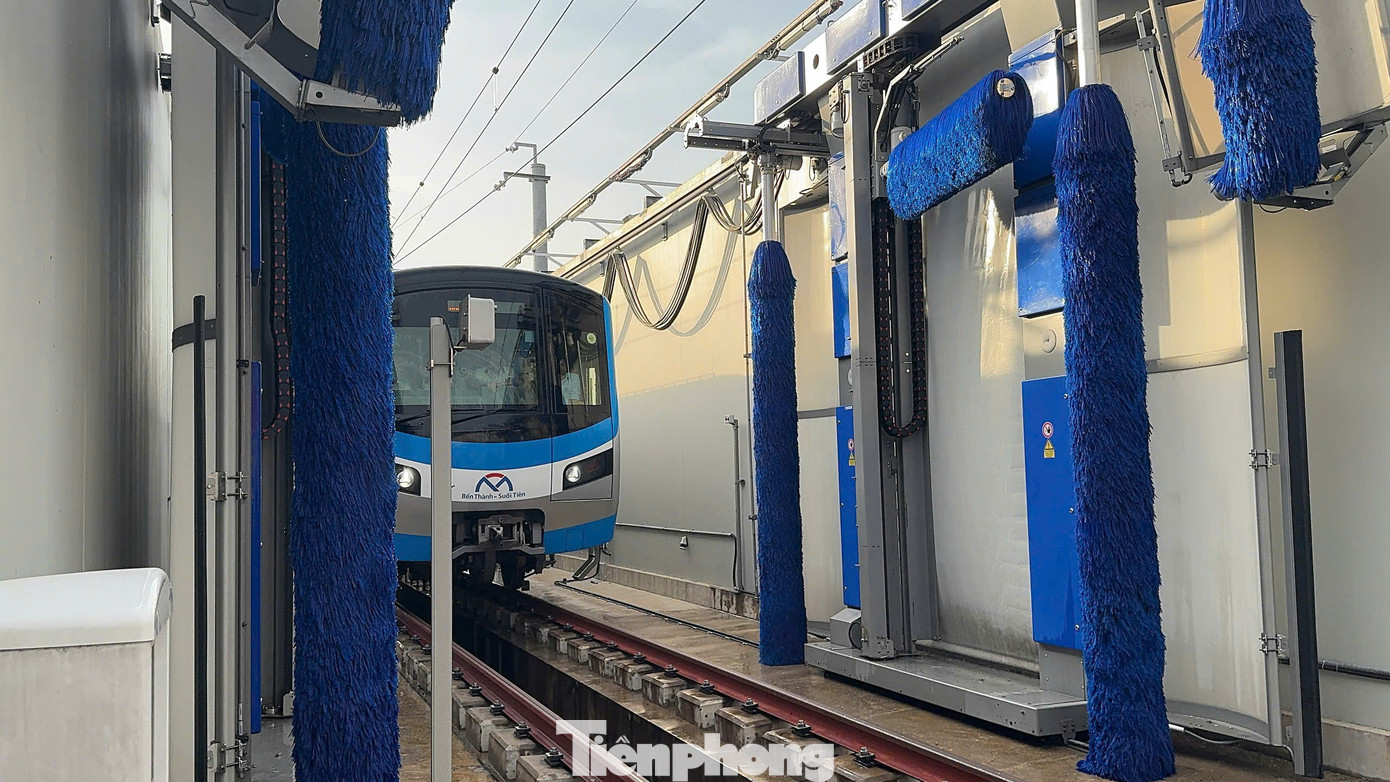 Ngoài ra, phòng máy bao gồm các thiết bị xử lý và điều khiển như bộ bơm, thiết bị định lượng, bồn thu nước, bồn chứa nước sạch, đường ống và các dụng cụ chứa chất tẩy rửa, chất chống ẩm giúp duy trì quy trình vận hành của hệ thống rửa tàu một cách ổn định và hiệu quả. Ảnh: HURC1