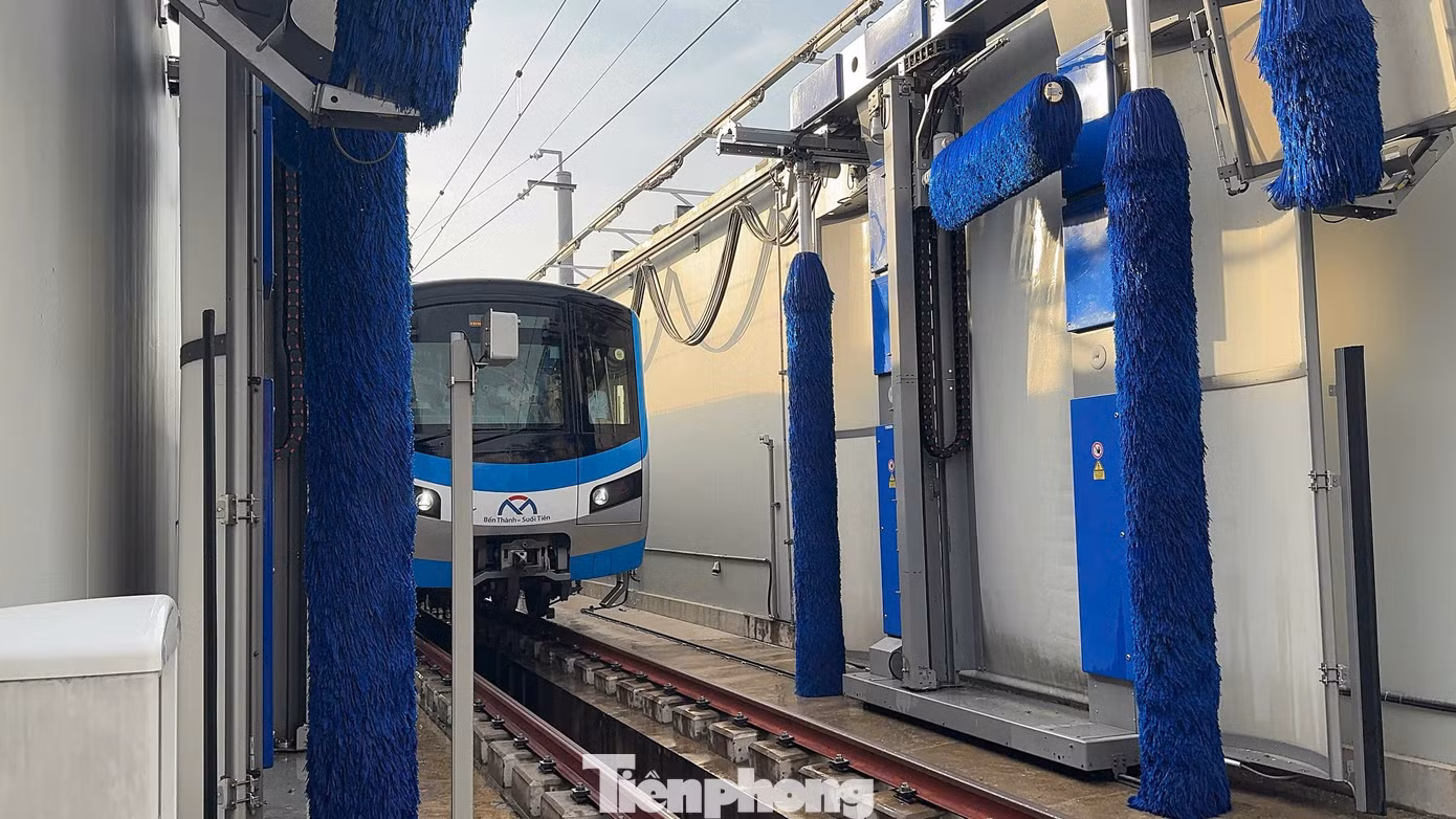 Ngoài ra, phòng máy bao gồm các thiết bị xử lý và điều khiển như bộ bơm, thiết bị định lượng, bồn thu nước, bồn chứa nước sạch, đường ống và các dụng cụ chứa chất tẩy rửa, chất chống ẩm giúp duy trì quy trình vận hành của hệ thống rửa tàu một cách ổn định và hiệu quả. Ảnh: HURC1