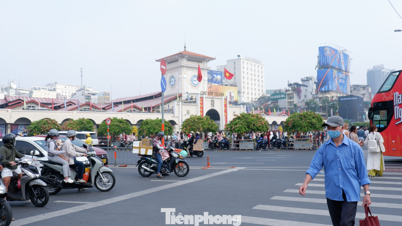 Phía trước chợ Bến Thành (quận 1). Phía trước chợ Bến Thành (quận 1).
