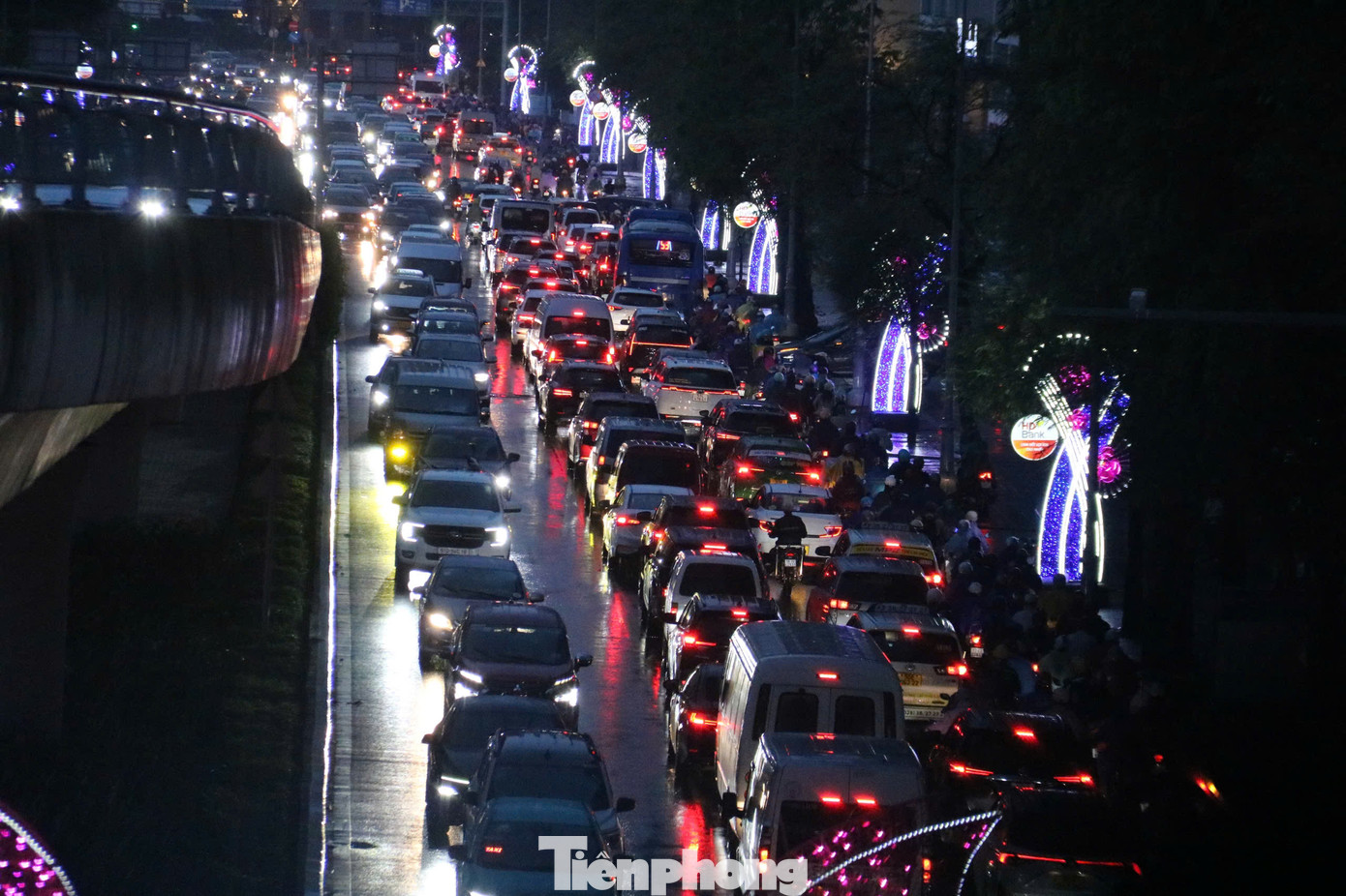 Dòng phương tiện chen chúc di chuyển chậm trên đường Tôn Đức Thắng (quận 1).