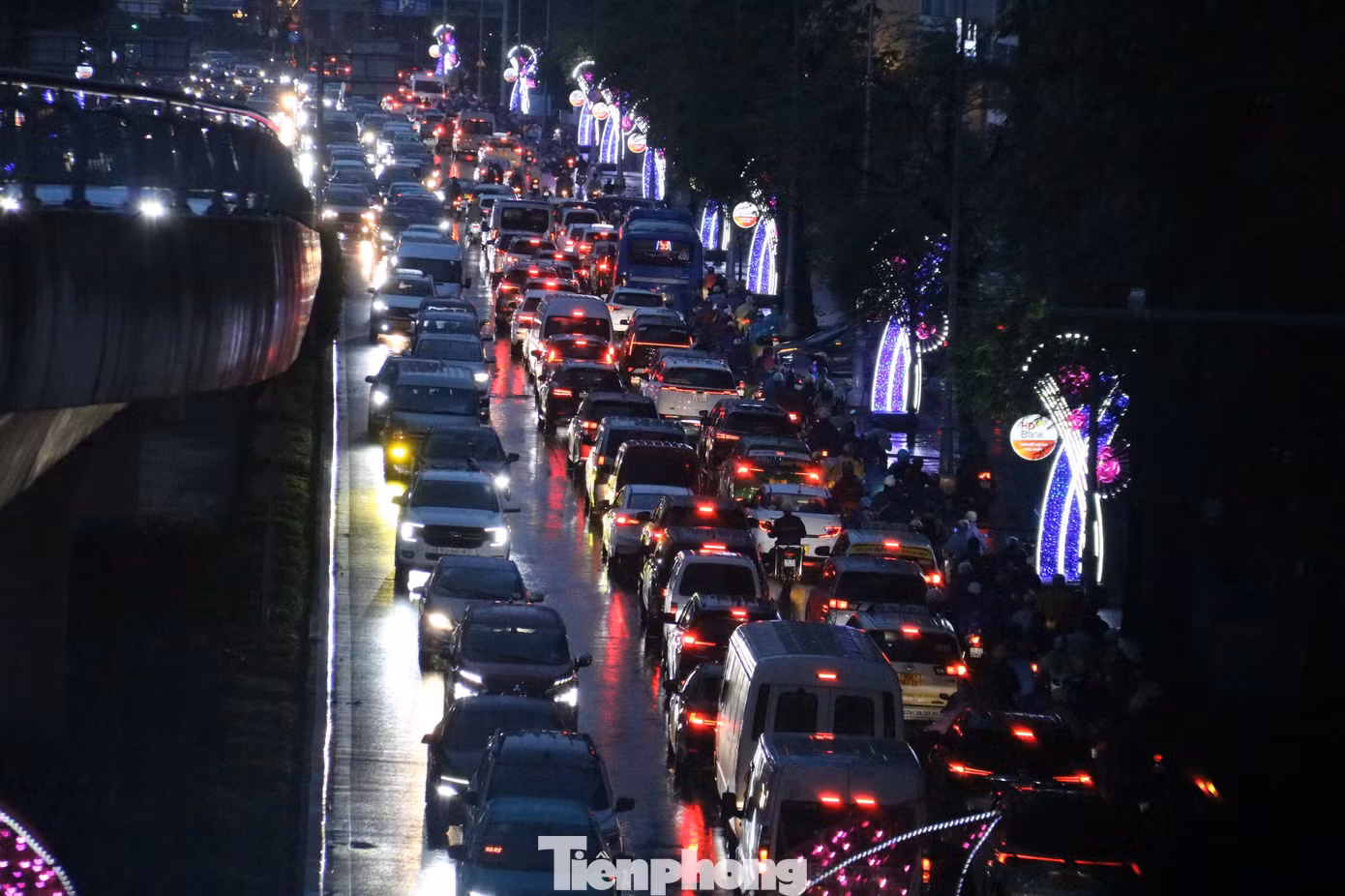 Dòng phương tiện chen chúc di chuyển chậm trên đường Tôn Đức Thắng (quận 1).