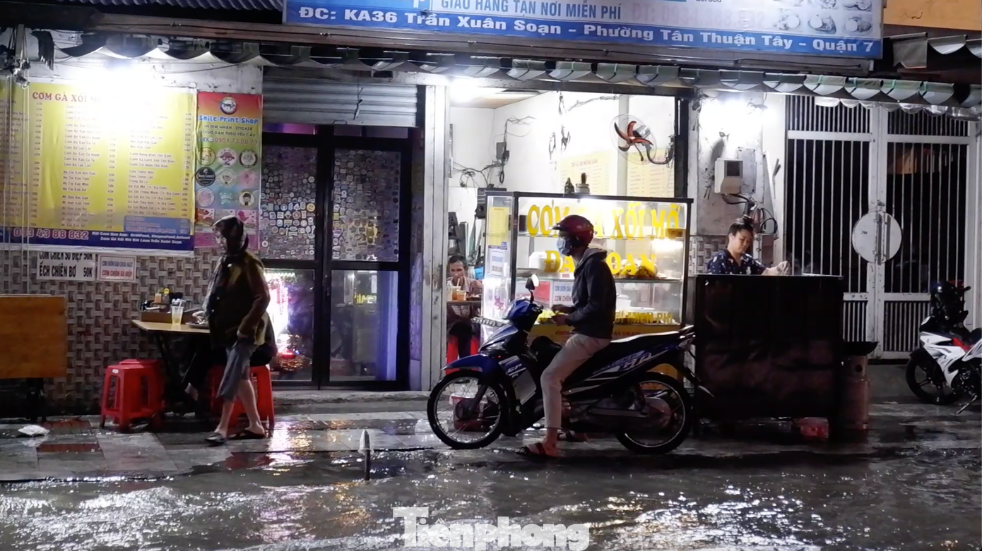 Nhiều hàng quán trên đường Trần Xuân Soạn bị ngập.