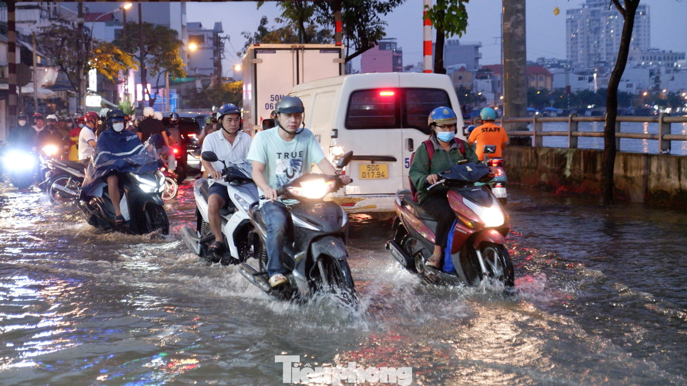 Theo ghi nhận của PV, tuy đỉnh triều đợt này không cao bằng kỳ triều cường rằm tháng 9 và tháng 10 (âm lịch), tuy nhiên mực nước đạt báo động 2 và xấp xỉ báo động 3 cũng đã gây tình trạng ngập ở một số tuyến đường.