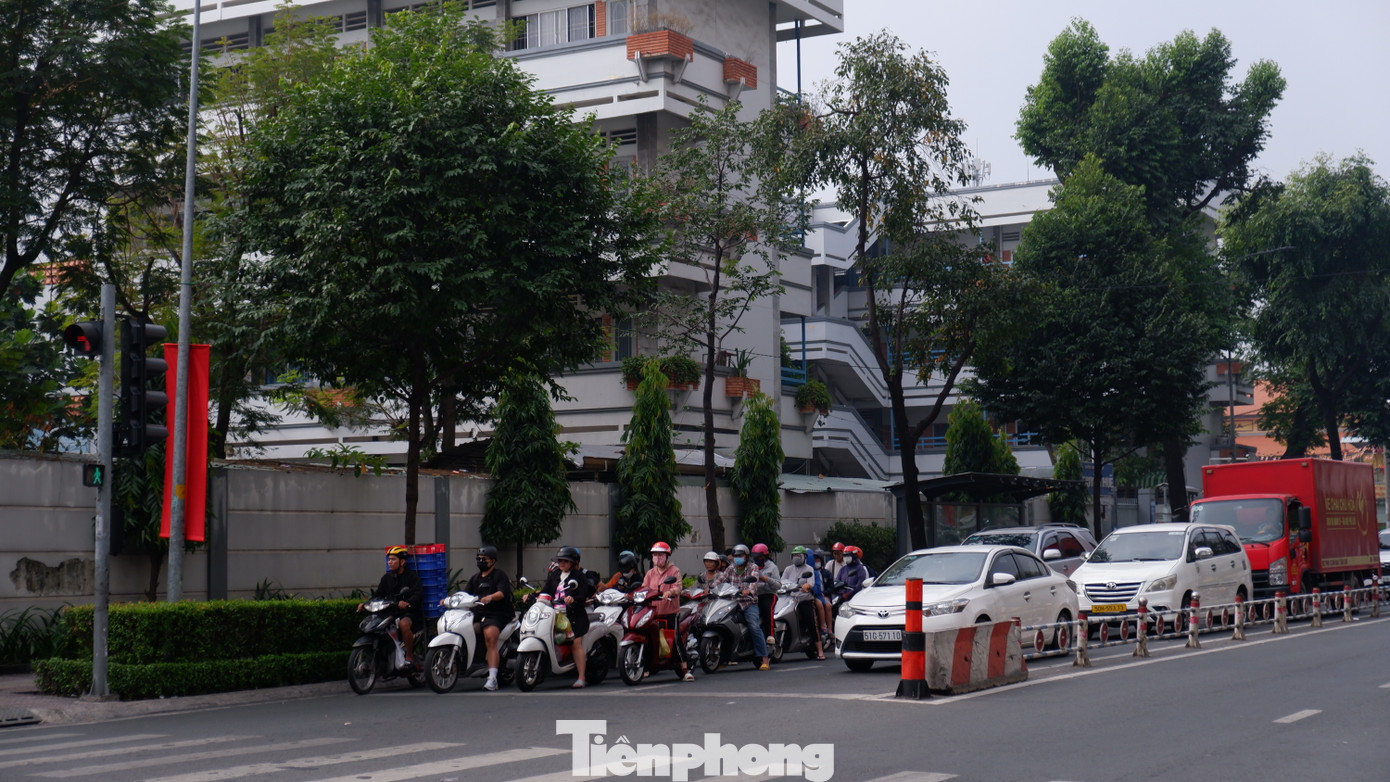 Tương tự, tại nút giao Hoàng Diệu - Vĩnh Khánh (quận 4), các phương tiện dừng chờ đèn đỏ trong ngăn nắp và trật tự, không xảy ra tình trạng xe máy "lấn làn" ô tô. Tương tự, tại nút giao Hoàng Diệu - Vĩnh Khánh (quận 4), các phương tiện dừng chờ đèn đỏ trong ngăn nắp và trật tự, không xảy ra tình trạng xe máy "lấn làn" ô tô.