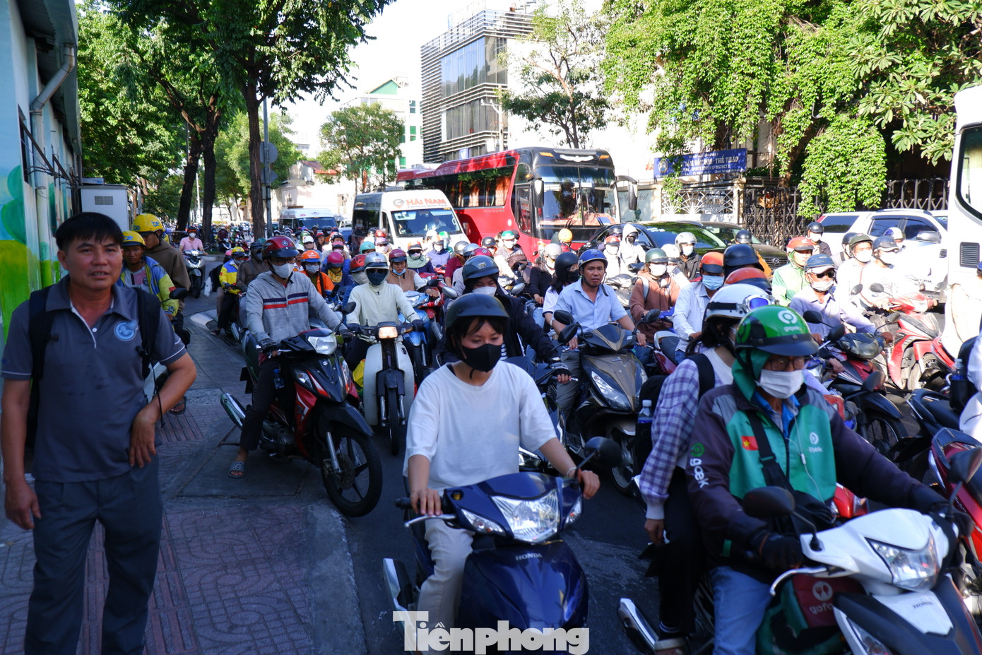 Thông tin với PV, ông Đỗ Ngọc Hải – Trưởng phòng Quản lý Khai thác Hạ tầng đường bộ (Sở GTVT TPHCM) cho biết, hiện nay đang là thời điểm cuối năm, nhu cầu vui chơi, giải trí, mua sắm tăng cao nên cầu đi lại của người dân cũng tăng (ước lượng tăng khoảng 10%). Bên cạnh đó, một số tuyến đường ở trung tâm TPHCM đang tổ chức lễ hội, cấm đường và hạn chế lưu thông ở một số tuyến đường nên xảy ra tình trạng đông đúc.