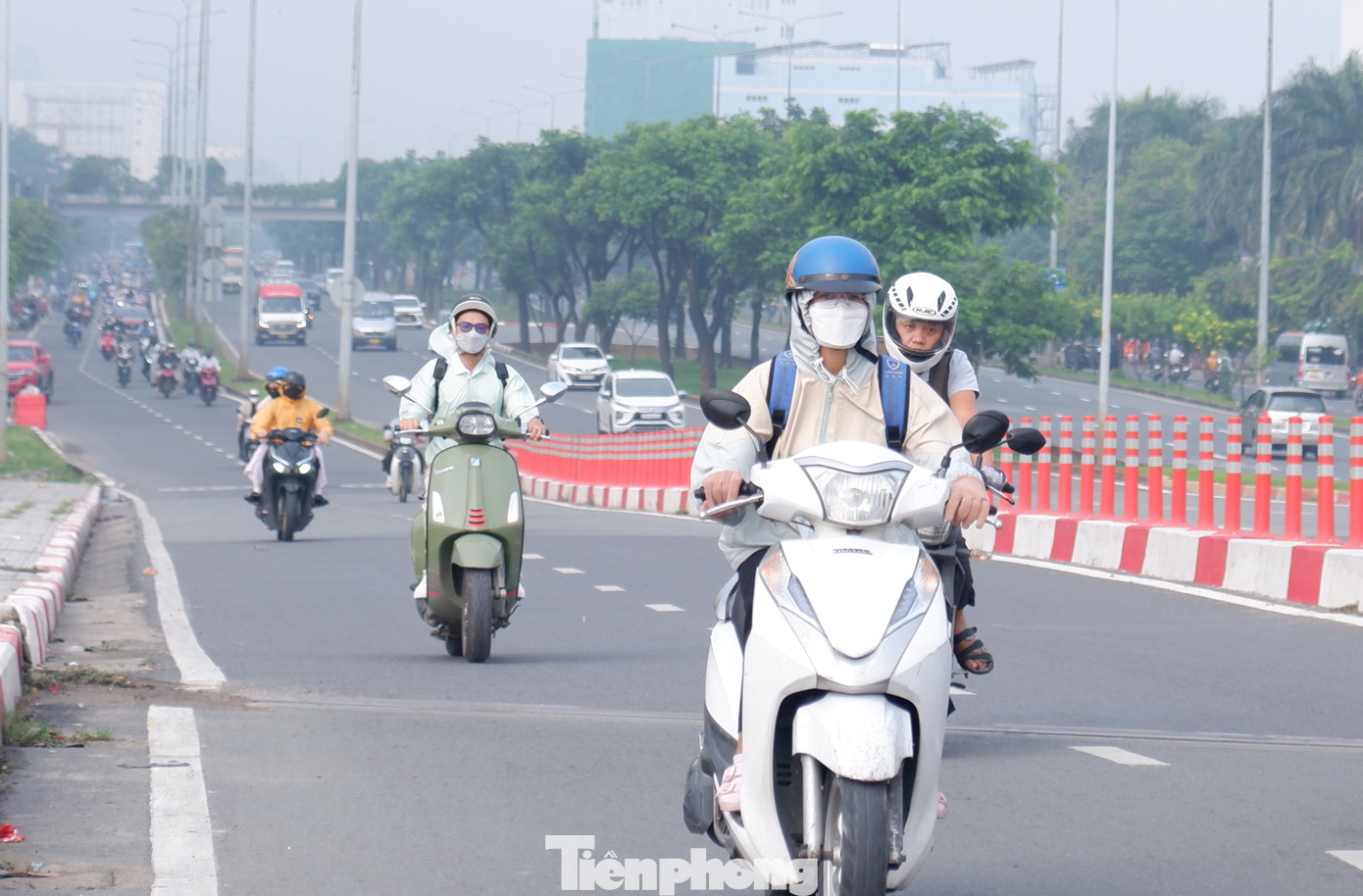 Người đi đường phải khoác thêm áo, đeo bao tay để giữ ấm cơ thể. Ảnh: Hữu Huy