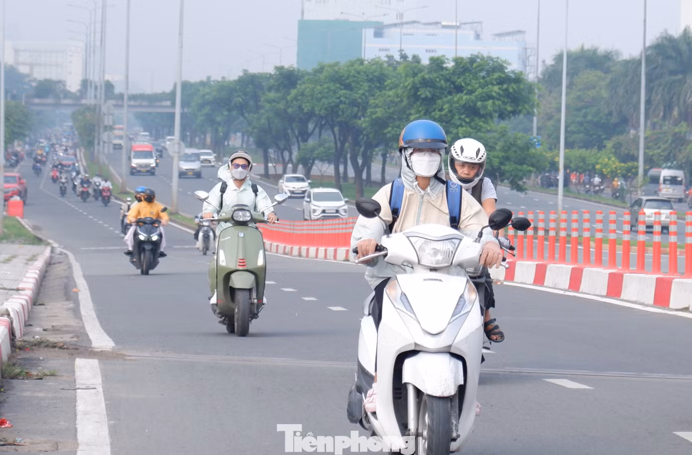 Người đi đường phải khoác thêm áo, đeo bao tay để giữ ấm cơ thể. Ảnh: Hữu Huy Người đi đường phải khoác thêm áo, đeo bao tay để giữ ấm cơ thể. Ảnh: Hữu Huy