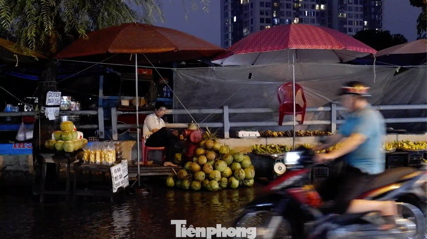 Nước ngập khiến việc kinh doanh, buôn bán của các tiểu thương bị ảnh hưởng.