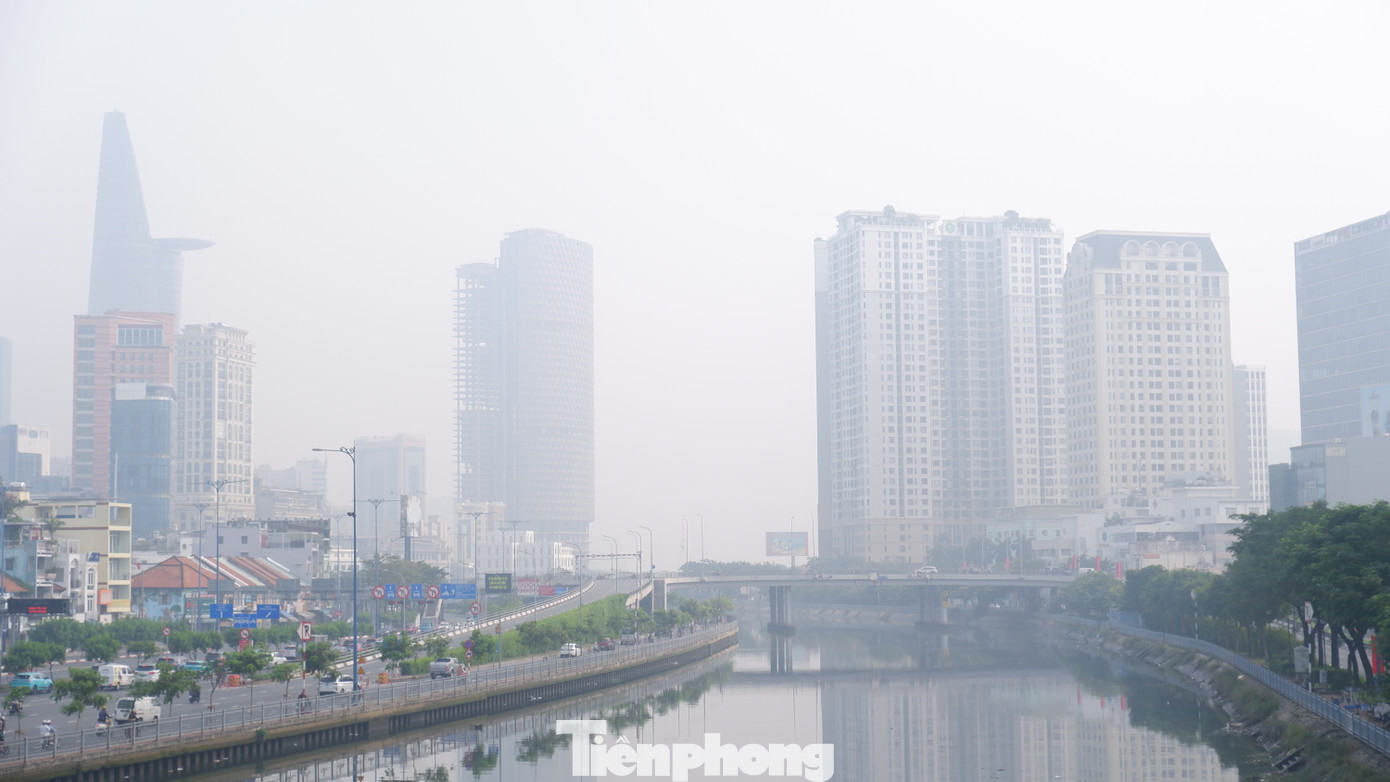 Tòa nhà Bitexco (ảnh trái) và nhiều tòa nhà cao tầng ở quận 1 và quận 4 khuất sau màn sương mờ. Tòa nhà Bitexco (ảnh trái) và nhiều tòa nhà cao tầng ở quận 1 và quận 4 khuất sau màn sương mờ.