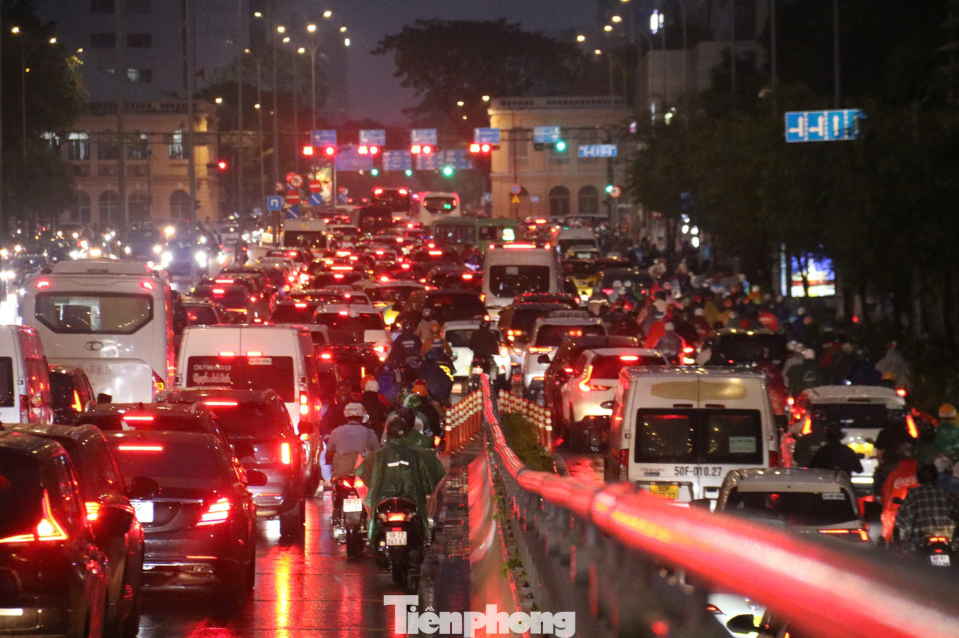 Dòng xe ùn ứ kéo dài từ cầu Ba Son đến đường Tôn Đức Thắng, đường Lê Duẩn (quận 1).