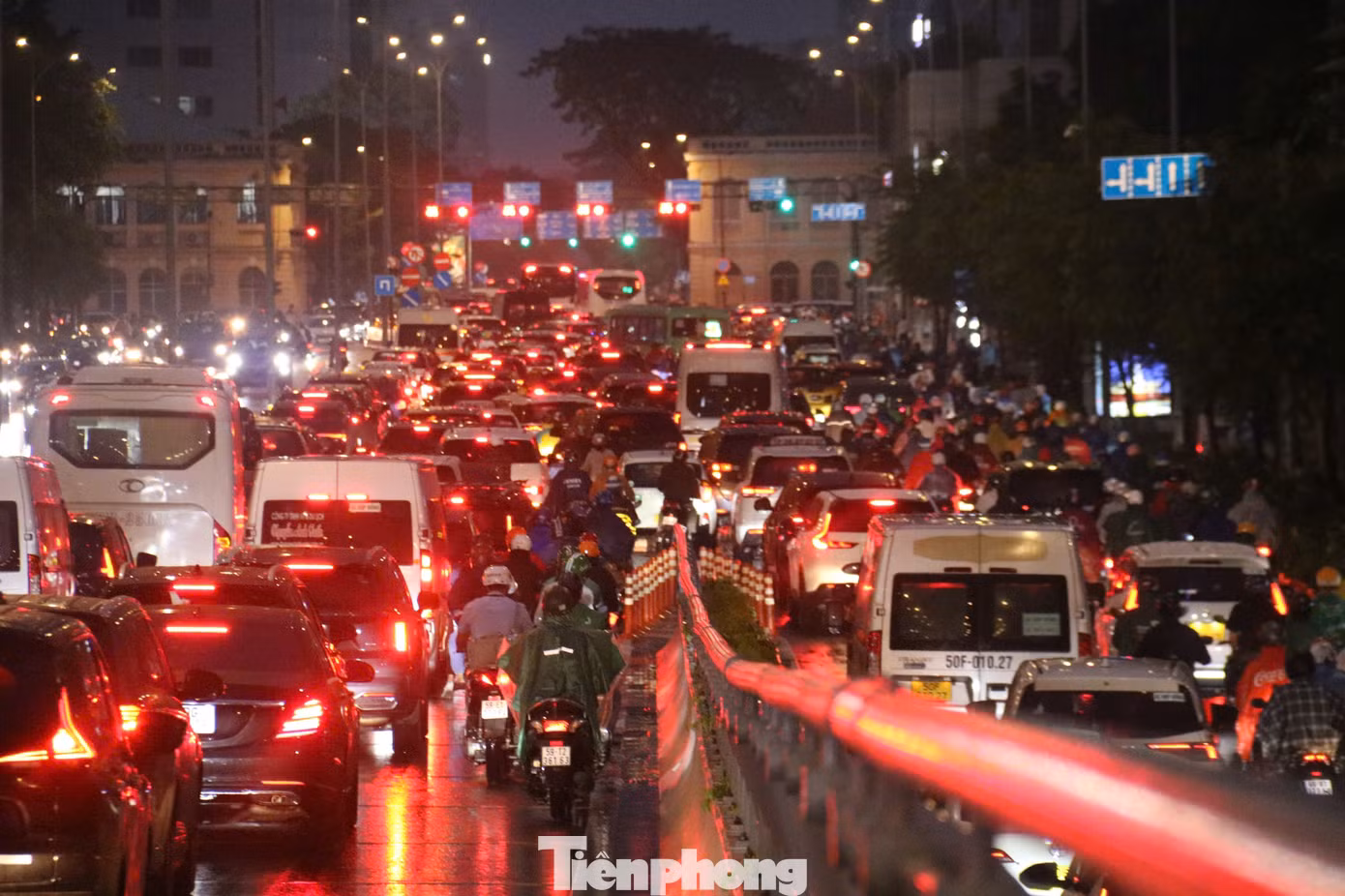 Dòng xe ùn ứ kéo dài từ cầu Ba Son đến đường Tôn Đức Thắng, đường Lê Duẩn (quận 1).