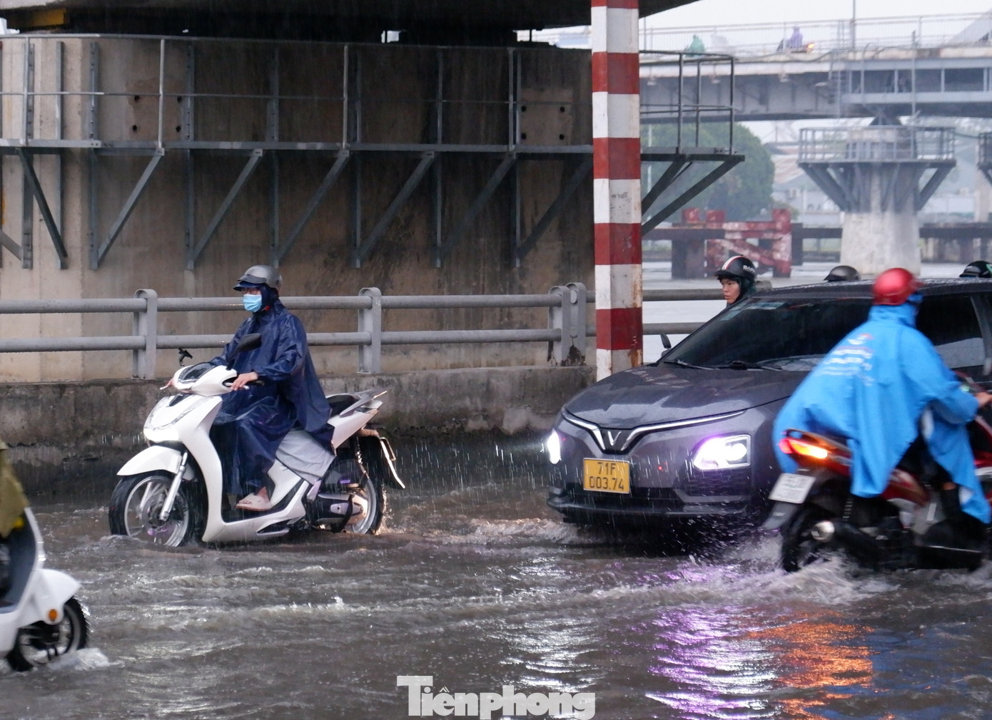 Mưa trái mùa kết hợp triều cường gây ngập trên đường Trần Xuân Soạn (quận 7). Ảnh: Hữu Huy