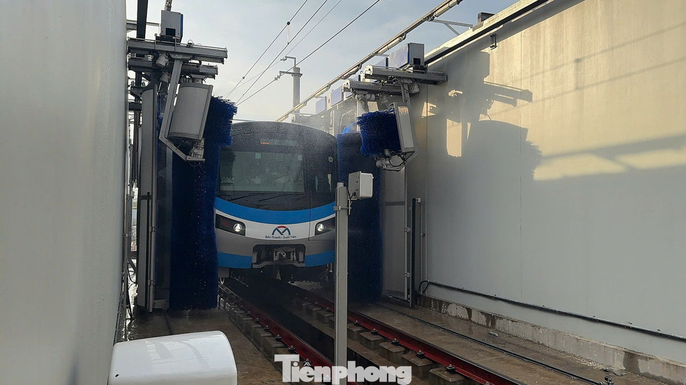 Trạm rửa tàu gồm: buồng rửa và phòng máy. Trong đó, buồng rửa bao gồm chổi quét, vòm phun, mô-đun rửa buồng lái, đầu và đuôi tàu. Ảnh: HURC1