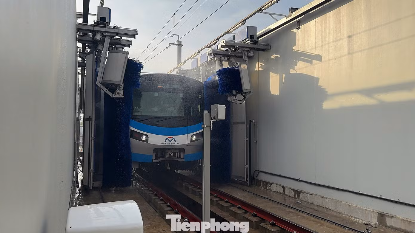 Trạm rửa tàu gồm: buồng rửa và phòng máy. Trong đó, buồng rửa bao gồm chổi quét, vòm phun, mô-đun rửa buồng lái, đầu và đuôi tàu. Ảnh: HURC1