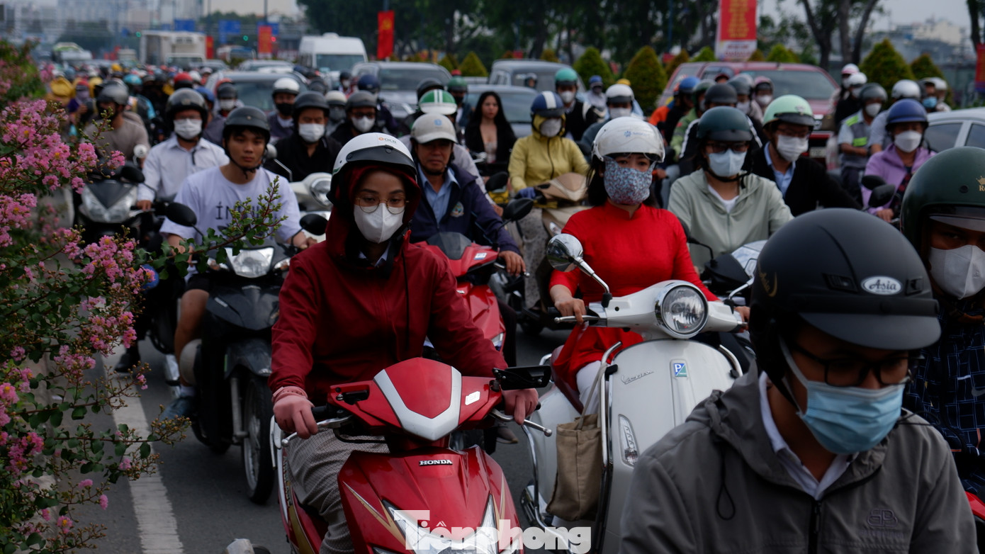 Một số tuyến đường ở quận Tân Phú, quận Tân Bình cũng xảy ra tình trạng tương tự, các phương tiện di chuyển rất khó khăn.