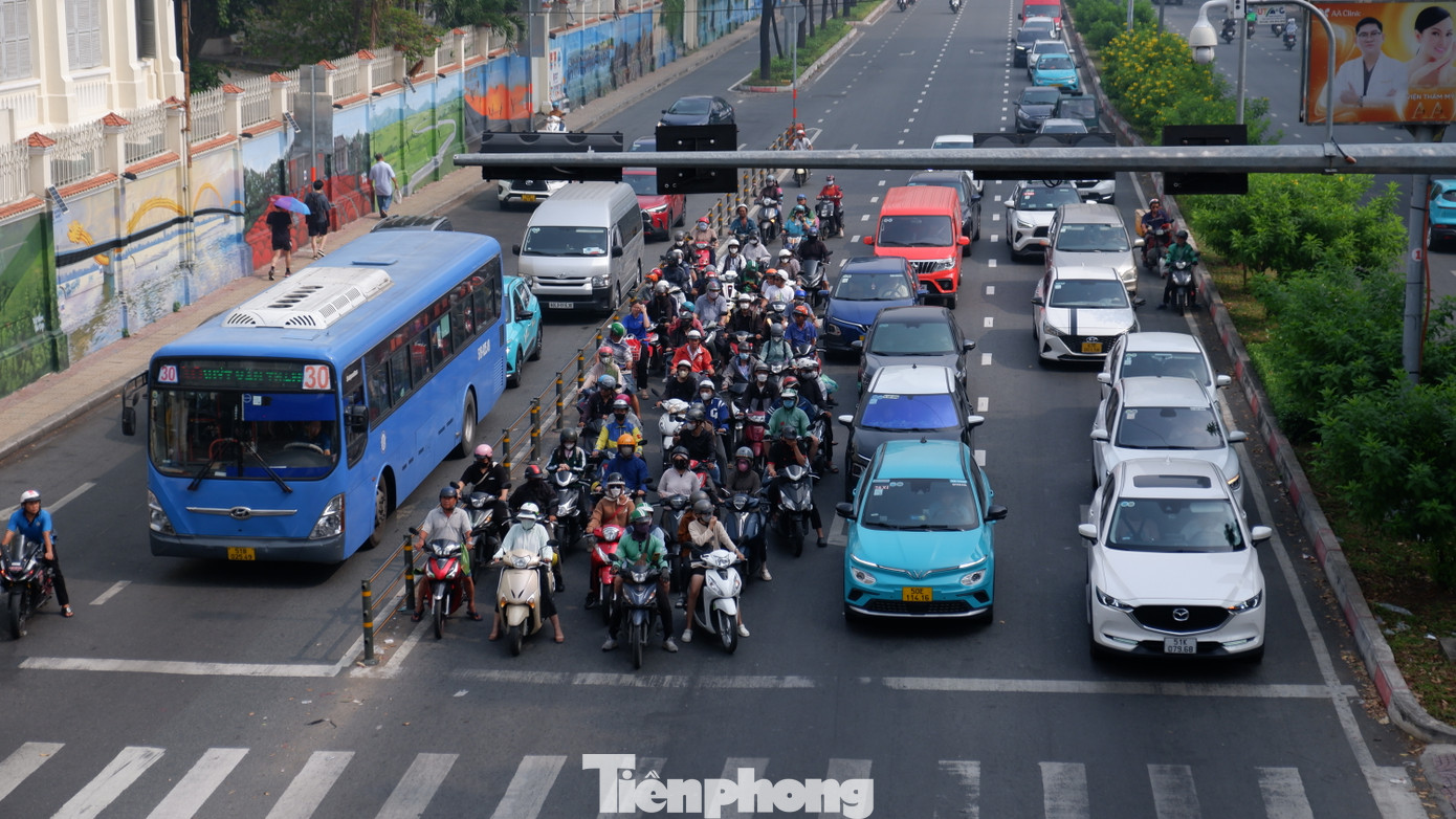 Diện mạo giao thông tại TPHCM chuyển biến tích cực sau khi Nghị định 168 có hiệu lực thi hành. Tuy nhiên, vẫn còn một số trường hợp xe máy di chuyển vào làn ô tô tại nút giao Nguyễn Hữu Cảnh - Tôn Đức Thắng. Ảnh ghi nhận vào sáng 19/1. Diện mạo giao thông tại TPHCM chuyển biến tích cực sau khi Nghị định 168 có hiệu lực thi hành. Tuy nhiên, vẫn còn một số trường hợp xe máy di chuyển vào làn ô tô tại nút giao Nguyễn Hữu Cảnh - Tôn Đức Thắng. Ảnh ghi nhận vào sáng 19/1.