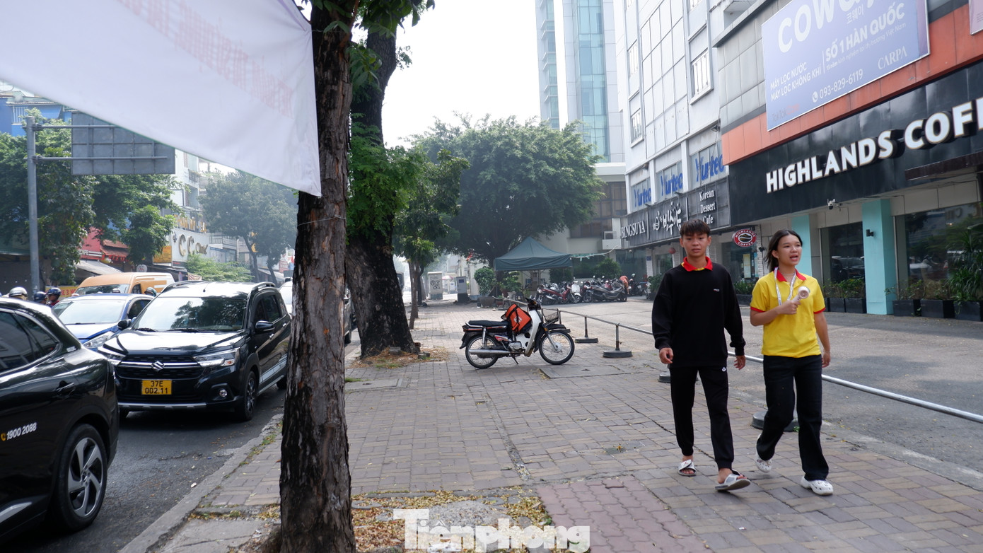 Vỉa hè đường Đinh Tiên Hoàng (quận 1) thông thoáng dù dưới lòng đường đông kín phương tiện. Vỉa hè đường Đinh Tiên Hoàng (quận 1) thông thoáng dù dưới lòng đường đông kín phương tiện.