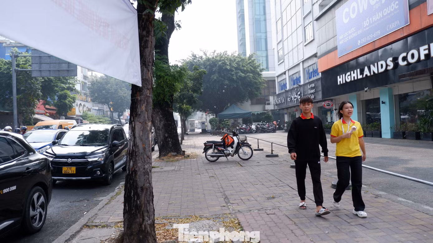 Vỉa hè đường Đinh Tiên Hoàng (quận 1) thông thoáng dù dưới lòng đường đông kín phương tiện. Vỉa hè đường Đinh Tiên Hoàng (quận 1) thông thoáng dù dưới lòng đường đông kín phương tiện.