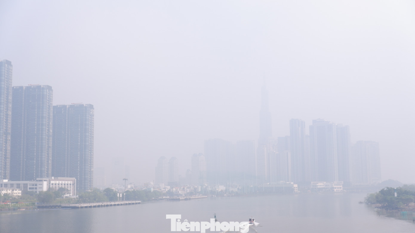 Sương mù che khuất hoàn toàn tòa nhà Landmark 81 - tòa nhà cao nhất TPHCM hiện nay. Ảnh ghi nhận tại khu vực sông Sài Gòn. Sương mù che khuất hoàn toàn tòa nhà Landmark 81 - tòa nhà cao nhất TPHCM hiện nay. Ảnh ghi nhận tại khu vực sông Sài Gòn.