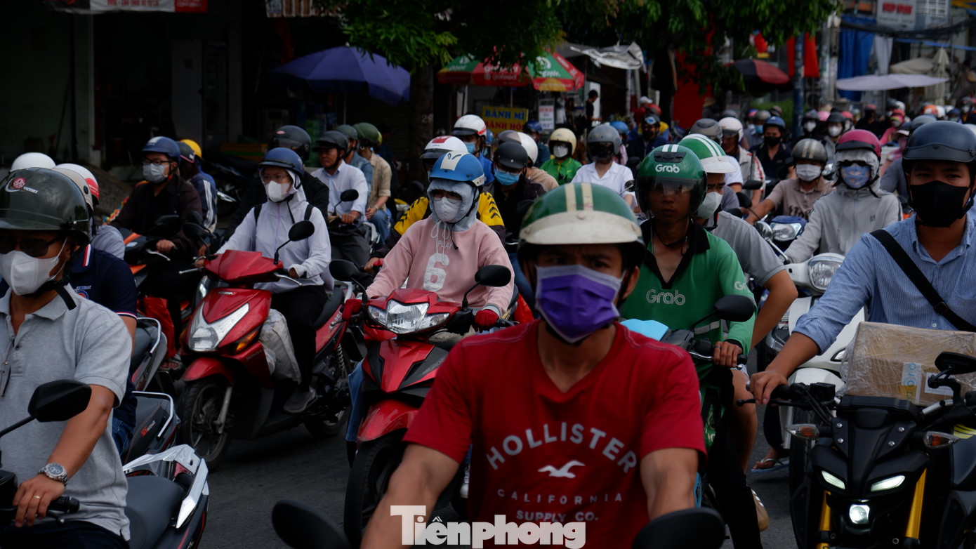 Đường Trường Chinh (quận Tân Bình) kẹt cứng người và phương tiện.