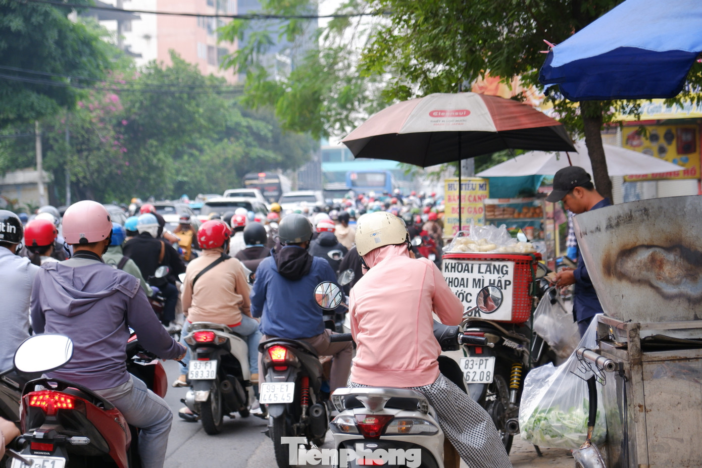 Đường đông, một số nơi bị chiếm dụng để kinh doanh mua bán khiến giao thông qua khu vực càng trở nên khó khăn.