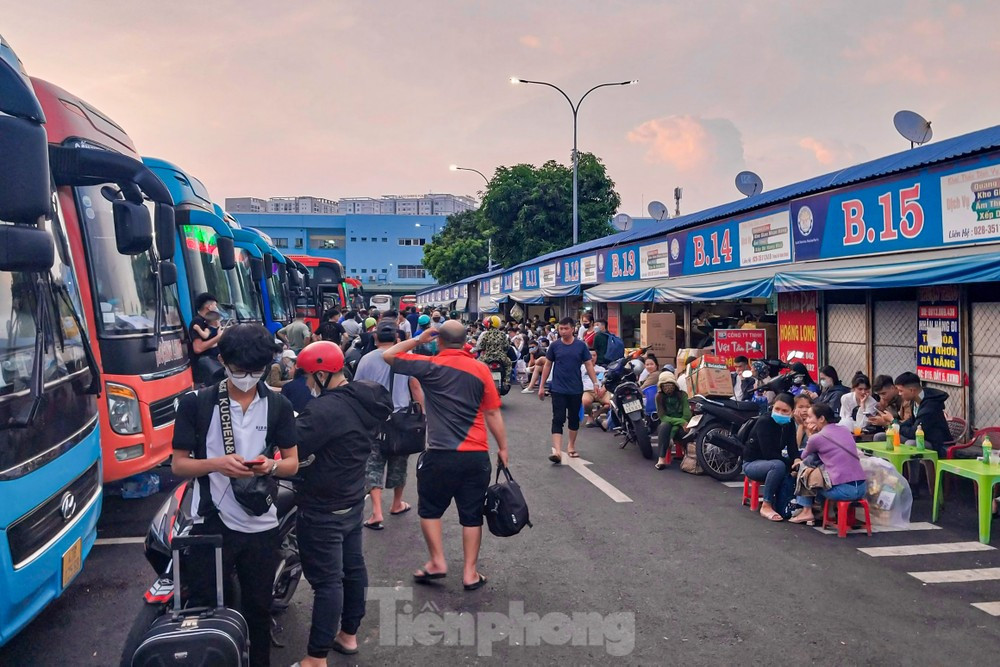 Trừ bến xe Miền Đông (quận Bình Thạnh), đa số bến xe khách liên tỉnh ở TPHCM vẫn còn nhiều vé xe Tết.