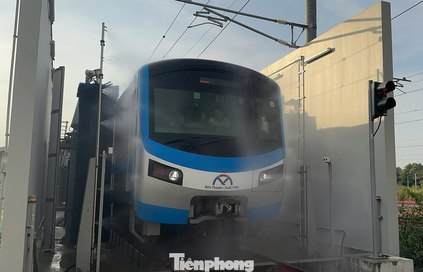 Trạm rửa tàu gồm: buồng rửa và phòng máy. Trong đó, buồng rửa bao gồm chổi quét, vòm phun, mô-đun rửa buồng lái, đầu và đuôi tàu. Ảnh: HURC1