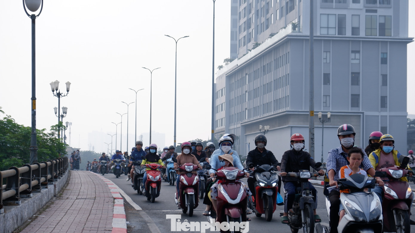 Cụ thể, theo ứng dụng Air Visual, nồng độ bụi mịn PM 2.5 (bụi mịn PM2.5 là vật chất dạng hạt trôi nổi trong không khí với đường kính bằng 2.5 micromet hoặc nhỏ hơn) tại TPHCM vào gần 11 giờ ngày 19/1 là 95,1 µg/m³ (mức cho phép là khoảng 5 µg/m³). Cụ thể, theo ứng dụng Air Visual, nồng độ bụi mịn PM 2.5 (bụi mịn PM2.5 là vật chất dạng hạt trôi nổi trong không khí với đường kính bằng 2.5 micromet hoặc nhỏ hơn) tại TPHCM vào gần 11 giờ ngày 19/1 là 95,1 µg/m³ (mức cho phép là khoảng 5 µg/m³).