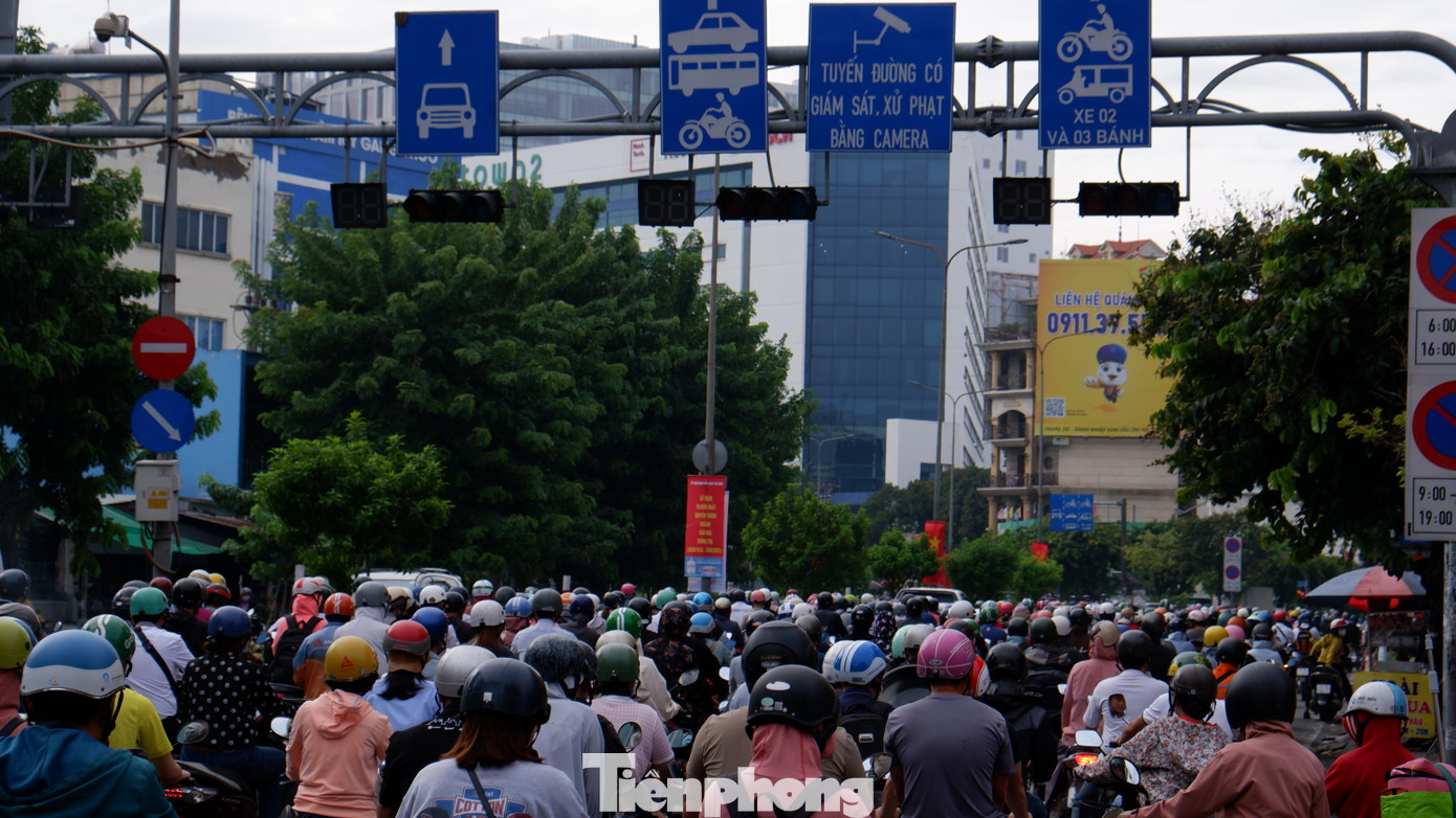 Các phương tiện nối đuôi, di chuyển chậm trên đường Cộng Hòa (quận Tân Bình) sáng đầu tuần.
