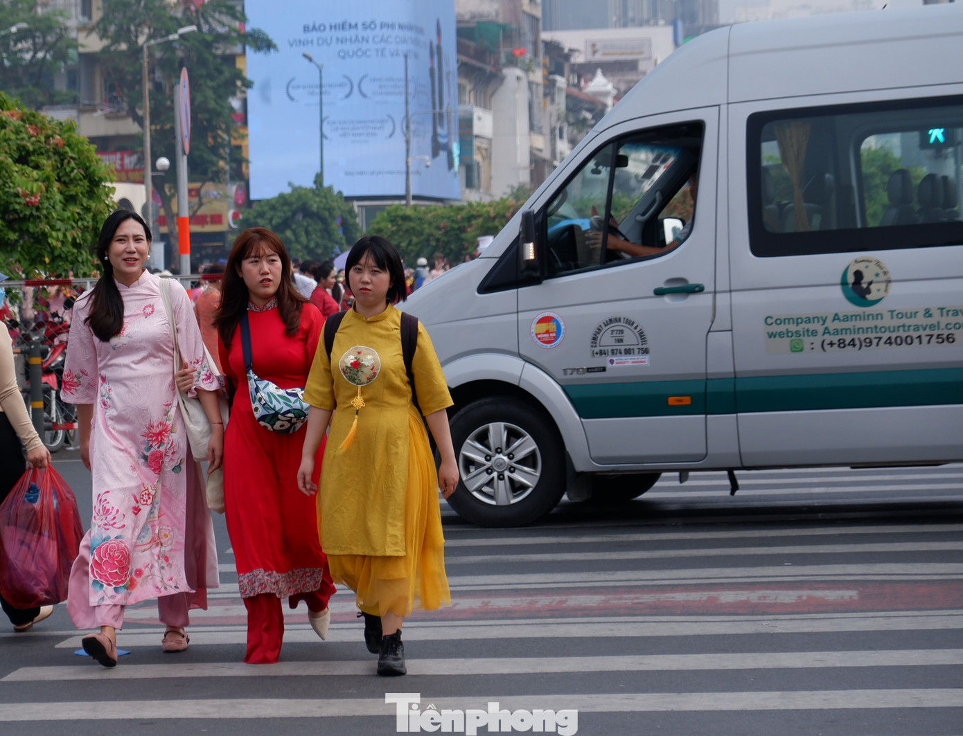 Sương mù dày đặc từ sáng đến trưa khiến nhiều người dân và du khách cảm thấy khá bất ngờ. Sương mù dày đặc từ sáng đến trưa khiến nhiều người dân và du khách cảm thấy khá bất ngờ.