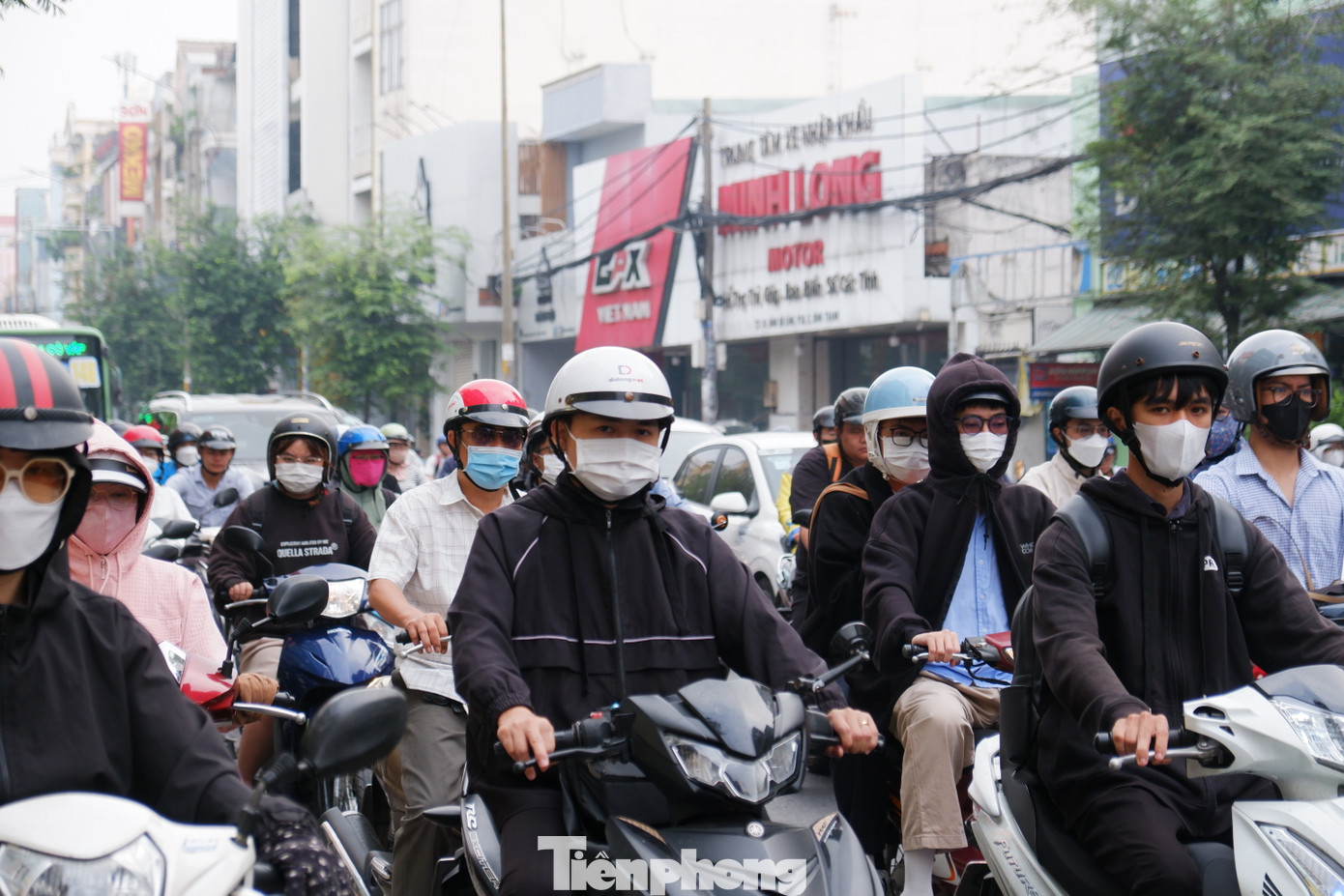 Hơn 7 giờ sáng, đường Đinh Bộ Lĩnh (hướng vào trung tâm TPHCM) chật kín người và phương tiện.