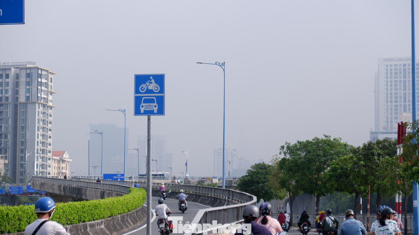 Đến 11 giờ trưa, khu vực trung tâm TPHCM tiếp tục có nắng yếu, sương mù vẫn chưa tan. Đến 11 giờ trưa, khu vực trung tâm TPHCM tiếp tục có nắng yếu, sương mù vẫn chưa tan.