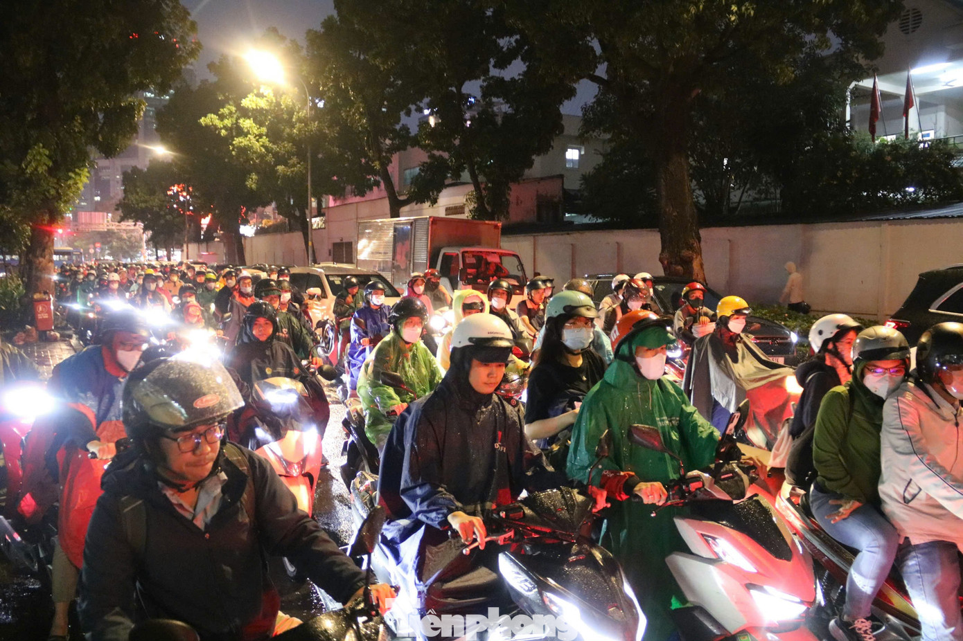 Cùng thời điểm này, cơn mưa trái mùa với lượng mưa lớn khiến nhiều tuyến đường khu vực trung tâm TPHCM và các tuyến đường quanh khu vực sân bay Tân Sơn Nhất như Cộng Hòa, Trường Sơn,... xảy ra tình trạng ùn tắc.