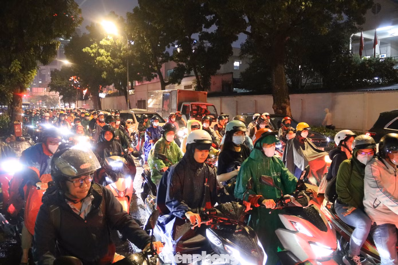 Cùng thời điểm này, cơn mưa trái mùa với lượng mưa lớn khiến nhiều tuyến đường khu vực trung tâm TPHCM và các tuyến đường quanh khu vực sân bay Tân Sơn Nhất như Cộng Hòa, Trường Sơn,... xảy ra tình trạng ùn tắc.